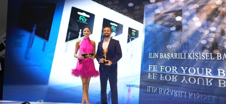 Yılın En Başarılı Kişisel Bakım Markası Seçilen ‘FE’nin Ödülünü Ahmet Ataş aldı.